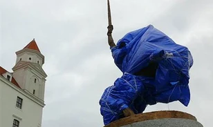 Módosításokkal marad a helyén Szvatopluk szobra