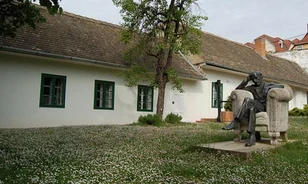 Esti tárlatvezetés a szekszárdi Babits-házban
