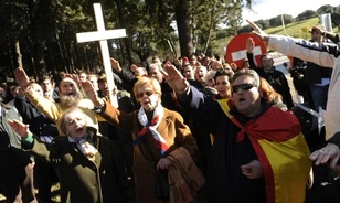 Kereszttűzbe került Franco sírja