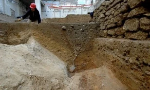 Feltárták Párizs első középkori városfalát