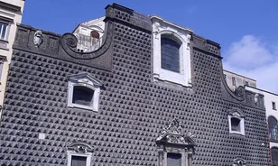 Kottába csomagolták a Gesù Nuovo templomot