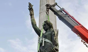 Eltávolították a Franco-diktatúra utolsó szobrát Barcelonában