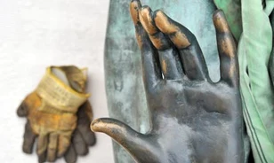 A gödöllői kastélyba érkezett Mária Terézia szobra