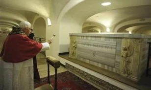 Kiemelik II. János Pál koporsóját