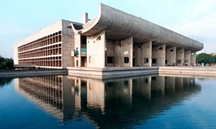 Elkótyavetyélik Le Corbusier indiai mestermunkáit