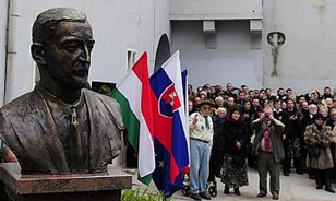 Szobor provokáció Pozsonyban