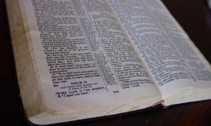 Négyszáz éves bibliára bukkantak egy angol falusi templomban