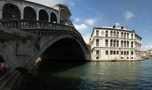 Darabokra esik a Rialto híd