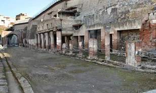 Húsz év után újra látogatható Herculaneum főutcája