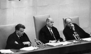 Elhunyt az Eichmann-per főbírája