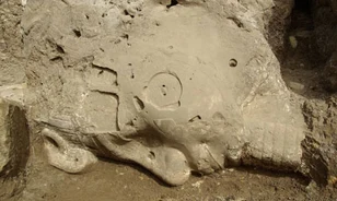 Gigászi alabástromba faragták III. Amenhotep képmását