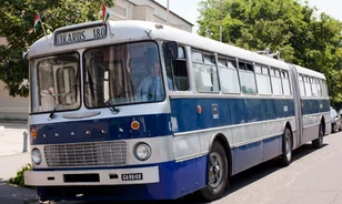 Kiállítás egy veterán csuklós buszban