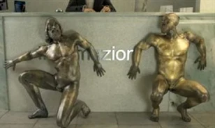 Vitatott reklám meztelen ókori szobrokkal