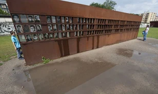Óriásfotókkal emlékeznek Berlinben a "szégyen falára"