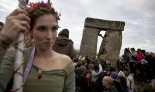 Zuhogó esőben várták a napkeltét Stonehenge-nél