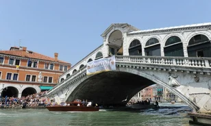 Divatcég restaurálná a Rialto hídját Velencében