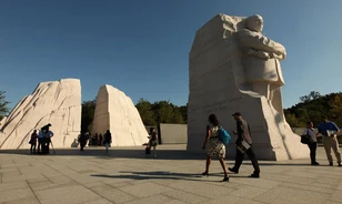 Martin Luther King 9 méteres szobrot kapott