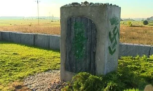 Meggyalázták a jedwabnei zsidó emlékművet
