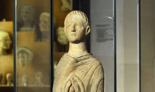 Belső szerveket bemutató etruszk szobor a Louvre-ban