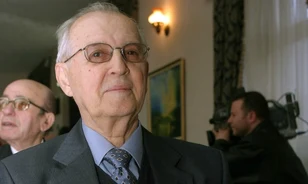 
	Elhunyt Albánia utolsó kommunista vezetője
