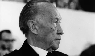 
	Elárverezik Adenauer karóráját
