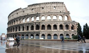 
	Medence lett a Colosseumból
