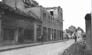 
	Keresztet állítottak a bombázások áldozatainak emlékére Érsekújváron
