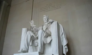 
	Ellopták a Lincoln emlékműről a rézkardot
