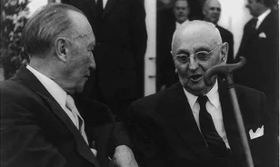 
	Elkelt Adenauer órája
