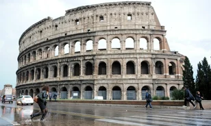 
	Háromezer sérülés van a Colosseumon
