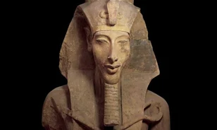 
	Gigantikus III. Amenhotep-szobrot találtak Luxorban
