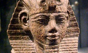 
	Visszakerül eredeti helyére III. Amenhotep szobra
