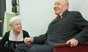 Amikor a tolmács nem fordít,hanem beszél<br />
 
