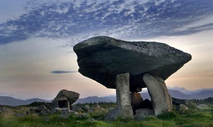 
	Ötezer éves dolmen Walesből
