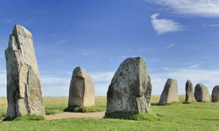 
	Egyszerű sírjel lehet a svéd Stonehenge
