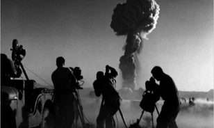 
	Amikor atombomba hullott a babaházra
