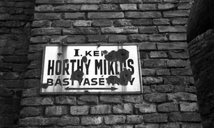 
	A soha fel nem állított Horthy-szobor
