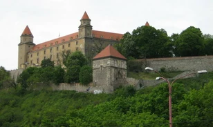 
	Királynét koronáznak Pozsonyban
