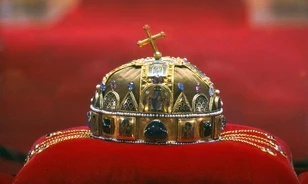 
	Debrecenben ásták el a Szent Koronát?
