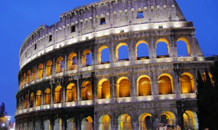 
	Dől a Colosseum
