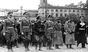 
	Fasiszta hős előtt tisztelegnek az olaszok
