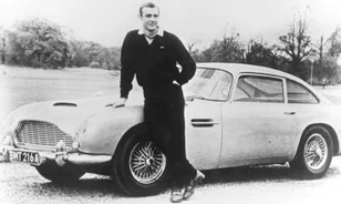 
	Kalapács alatt James Bond autója
