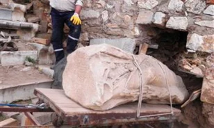 
	Ókori női szobrot tártak fel Izmir közelében
