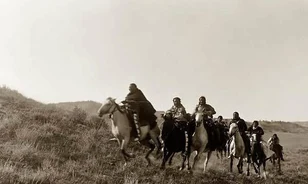 
	Sokkal közelebbi rokonok az amerikai őslakosok és az európaiak
