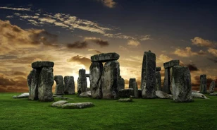 
	Fordítva épült Stonehenge 
