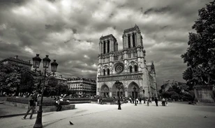 
	180 évig épült a Notre Dame
