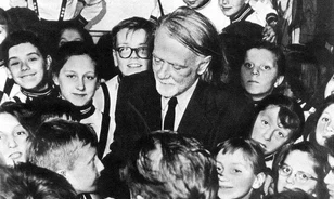 
	130 éve született Kodály Zoltán
