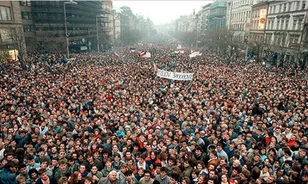 
	A KGB és a CIA szervezte a bársonyos forradalmat?
