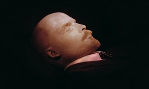 
	Sűrűn balzsamozták vezetőiket a kommunisták
