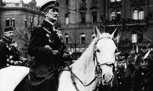 
	Vasárnap népszavazás Horthyról
